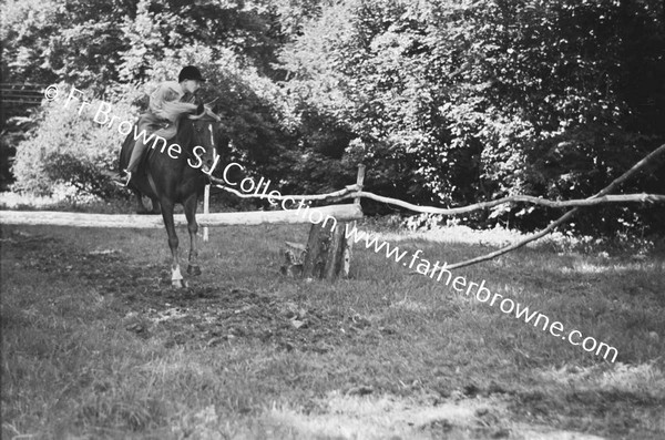 AT CASTLETOWN CHILDREN RIDING PATRICK JUMPING RIDING ON THE RING LADY CAREW & COL LEWIS JUDGING